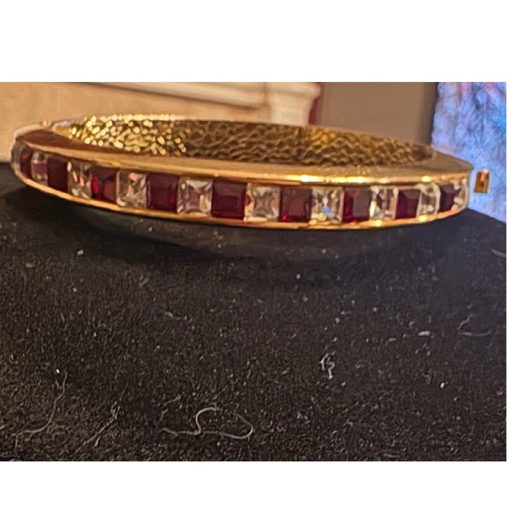 Sparkling Gold Tone Bangle Bracelet Red & White glass‎ Accents Hinged Clasp